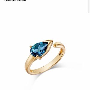 Elegant Gold Ring with Blue Gemstone